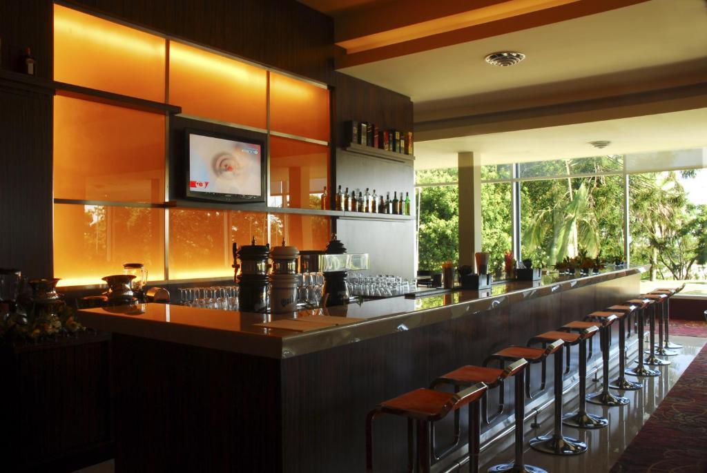 Howard Johnson Plaza Resort&Casino Mayorazgo Paraná Restaurante foto The bar at the 2008 Olympic Village