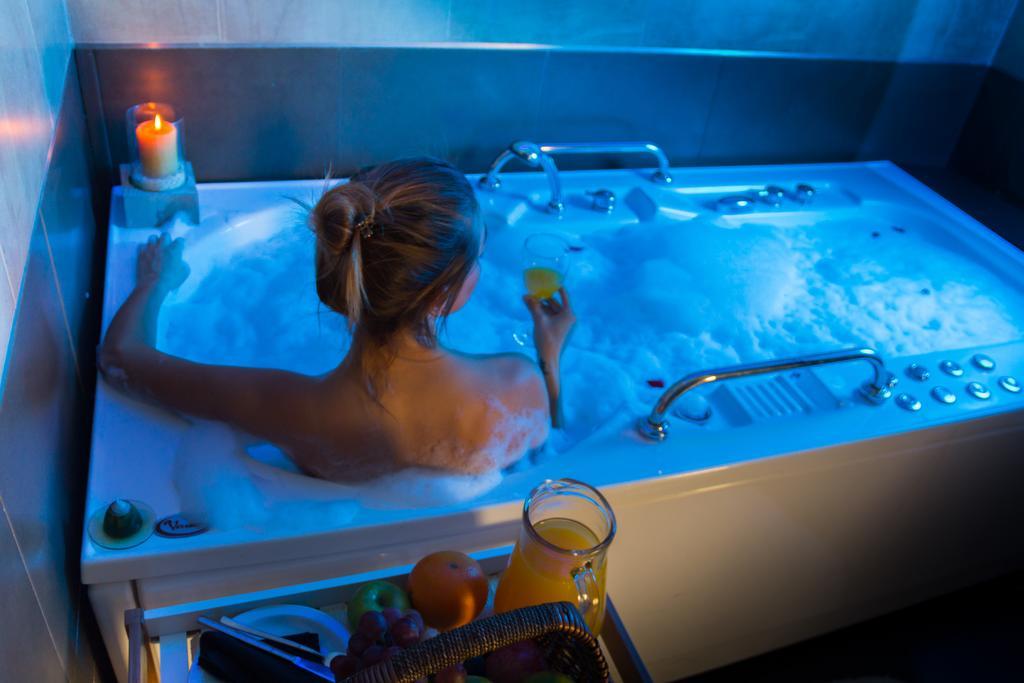 Howard Johnson Plaza Resort&Casino Mayorazgo Paraná Exterior foto A woman in a whirlpool bathtub