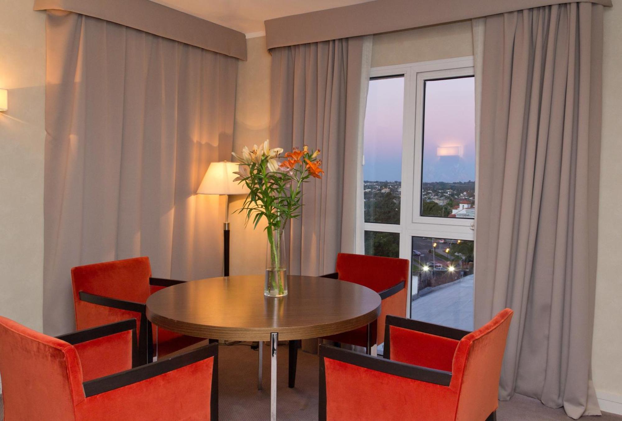 Howard Johnson Plaza Resort&Casino Mayorazgo Paraná Habitación foto A living room at the hotel