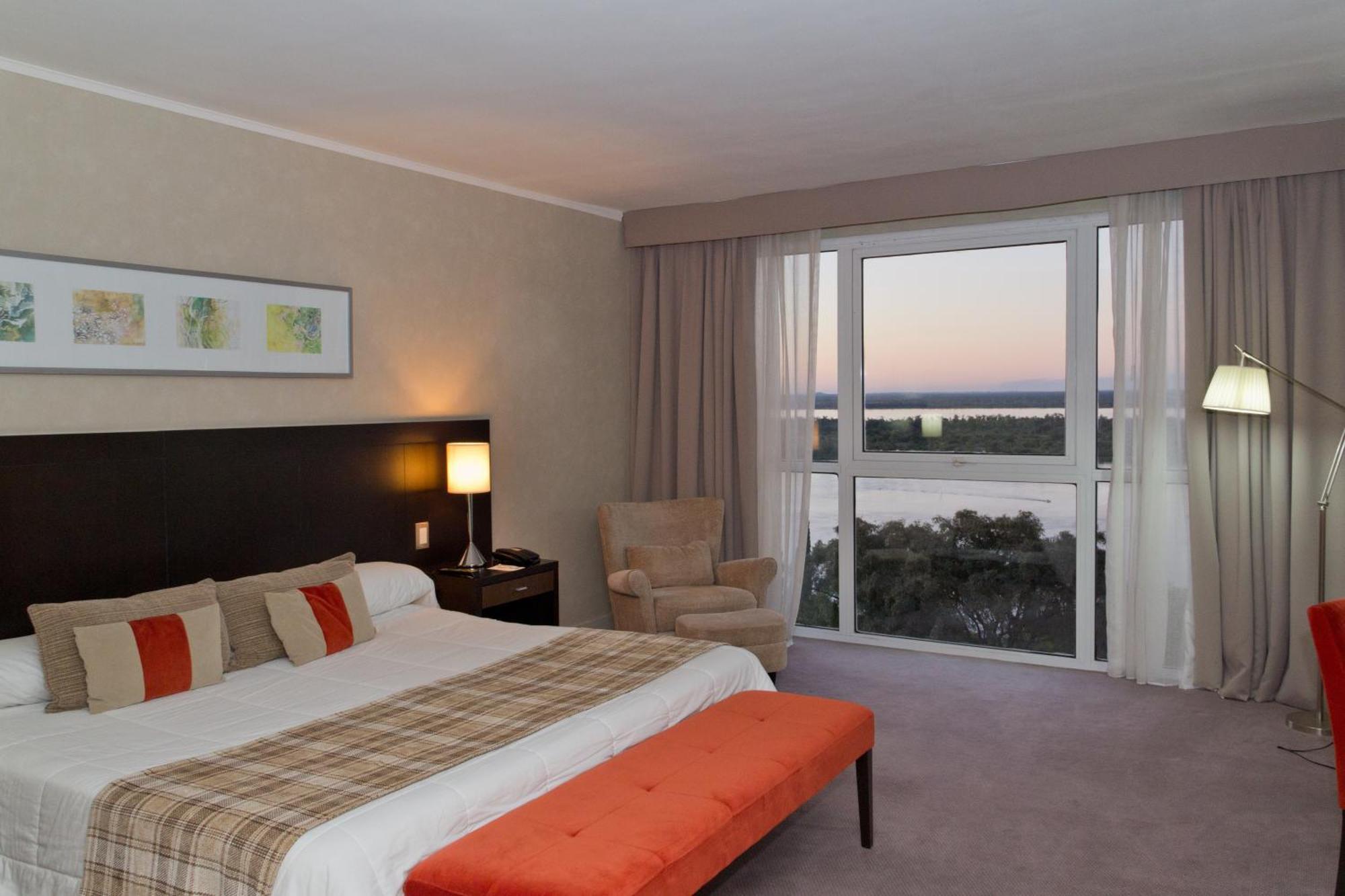 Howard Johnson Plaza Resort&Casino Mayorazgo Paraná Habitación foto A bedroom at the Hilton Johannesburg
