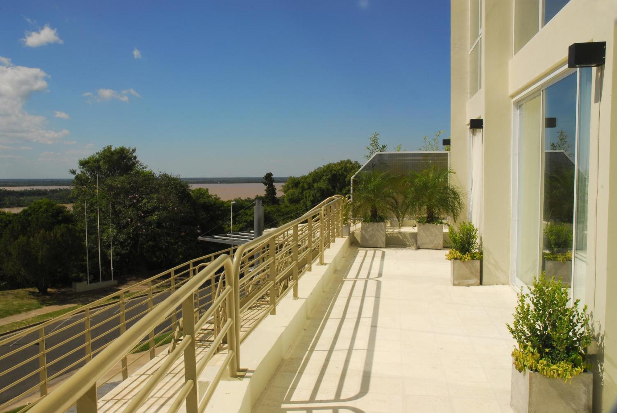Howard Johnson Plaza Resort&Casino Mayorazgo Paraná Habitación foto A balcony