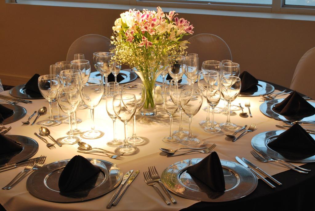Howard Johnson Plaza Resort&Casino Mayorazgo Paraná Exterior foto A table set for a formal dinner