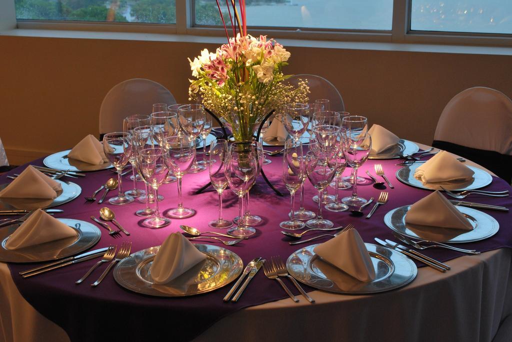 Howard Johnson Plaza Resort&Casino Mayorazgo Paraná Exterior foto A table set for a formal dinner