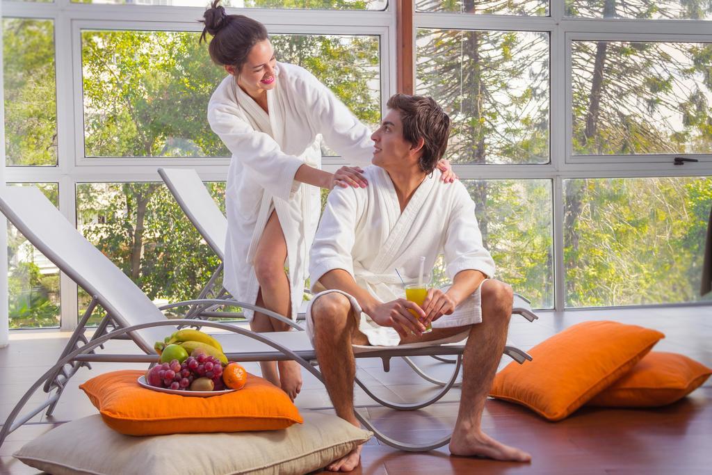 Howard Johnson Plaza Resort&Casino Mayorazgo Paraná Exterior foto A couple relaxing in a spa