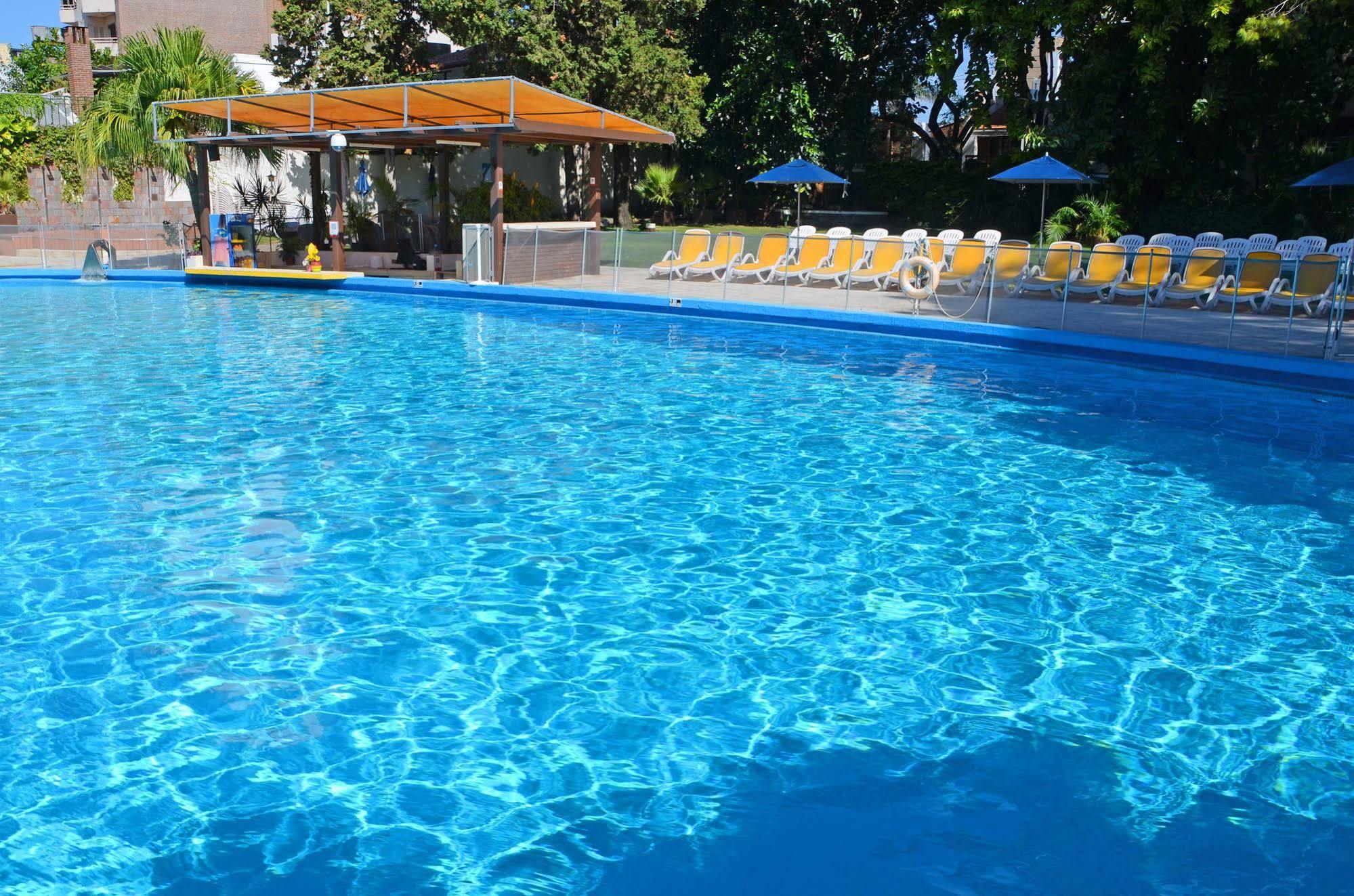 Howard Johnson Plaza Resort&Casino Mayorazgo Paraná Exterior foto Swimming pool