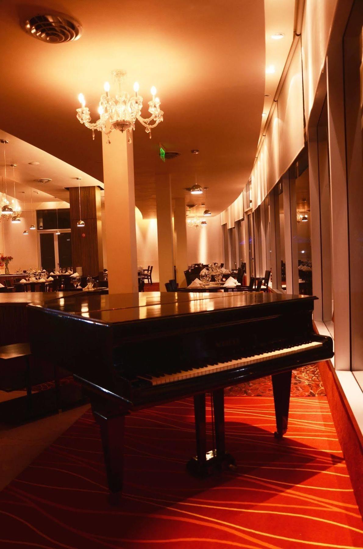 Howard Johnson Plaza Resort&Casino Mayorazgo Paraná Exterior foto The piano at the restaurant