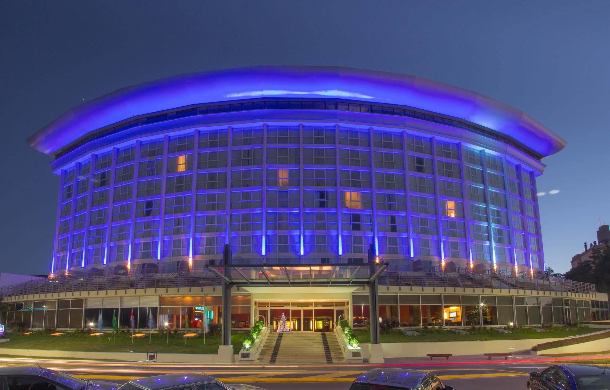 Howard Johnson Plaza Resort&Casino Mayorazgo Paraná Exterior foto The 10000-seat, 1967-built Houston Civic Center was the home of the Houston Rockets from 1975 to 1990.