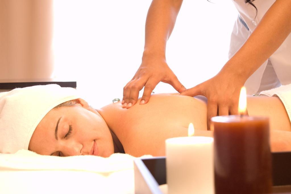 Howard Johnson Plaza Resort&Casino Mayorazgo Paraná Exterior foto A woman receiving a massage