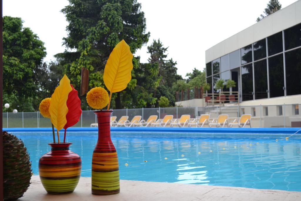 Howard Johnson Plaza Resort&Casino Mayorazgo Paraná Exterior foto The swimming pool at the hotel